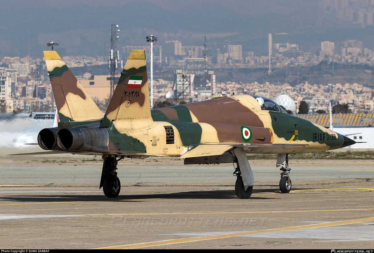 F-5E Tiger II của Không quân Iran. Nguồn IRNA Chi phí hoạt động thấp của F-5 so với các lớp máy bay chiến đấu hiện đại như F-16, là lý do chính để Hải quân và Thủy quân lục chiến Mỹ tiếp tục nâng cấp dòng máy bay này, bao gồm cả việc tích hợp ghế phóng hiện đại của hãng Martin Baker và tiếp tục sử dụng trong một thời gian dài nữa.