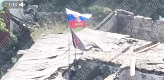 Cùng lúc đó, trên hướng nam Kurakhove, đoạn phim về cảnh RFAF kéo cờ ở các khu vực trung tâm và phía tây của làng Yelyzavetivka đã được công bố. Mặc dù khu định cư đã thất thủ cách đây một thời gian, đoạn phim một lần nữa khẳng định quyền kiểm soát của RFAF đối với khu định cư và khu vực xung quanh.