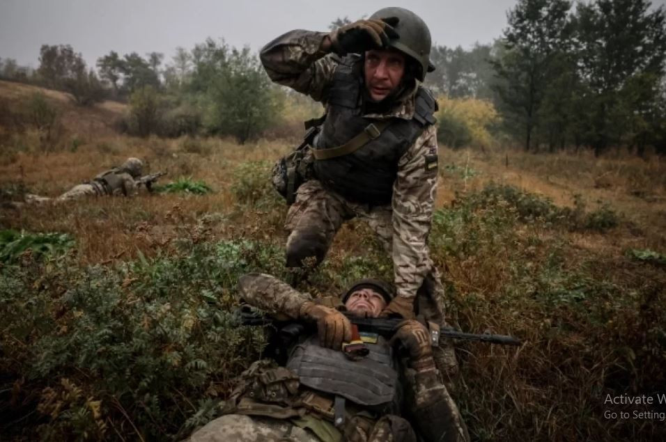 Cùng lúc đó, giao tranh vẫn tiếp diễn ở làng Konstantynopilske, các đơn vị Ukraine không từ bỏ các nỗ lực tái chiếm ngôi làng này, và lính công binh Nga đang rải bãi mìn, đặt bẫy để phá hủy thiết bị của đối phương. (Nguồn ảnh: Topwar, Rybar, Military Summary, Ukrinform).