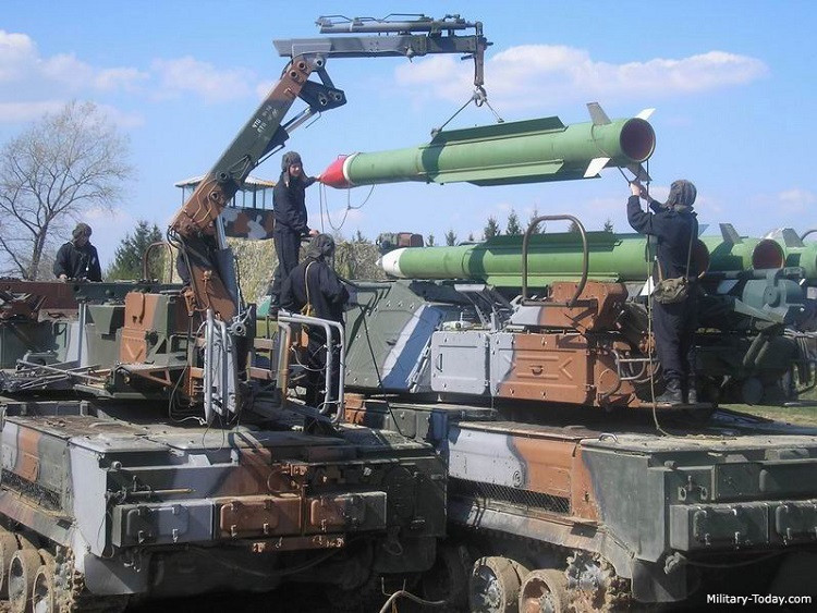 Quân đội Ukraine vẫn được trang bị một số lượng nhỏ các hệ thống phòng không, và đã thiết lập một mạng lưới hỏa lực phòng không tầm trung và tầm thấp, kết hợp với các tên lửa phòng không cơ động, gây ra mối đe dọa đáng kể đối với Không quân Nga.