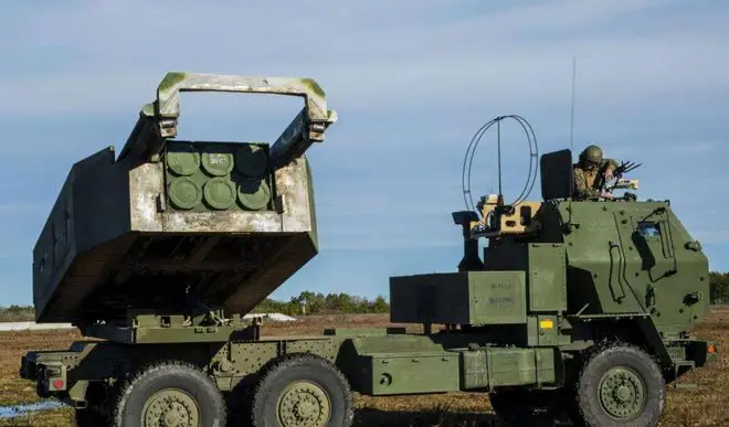 Quân đội Ukraine tại Kherson đã sử dụng rộng rãi pháo binh, bao gồm cả tên lửa cơ động HIMARS mới nhận của Mỹ, để tiêu diệt một số mục tiêu của Nga. Quân đội Nga ở trạng thái phòng ngự và tương đối bị động trên chiến trường, do không đủ quân.