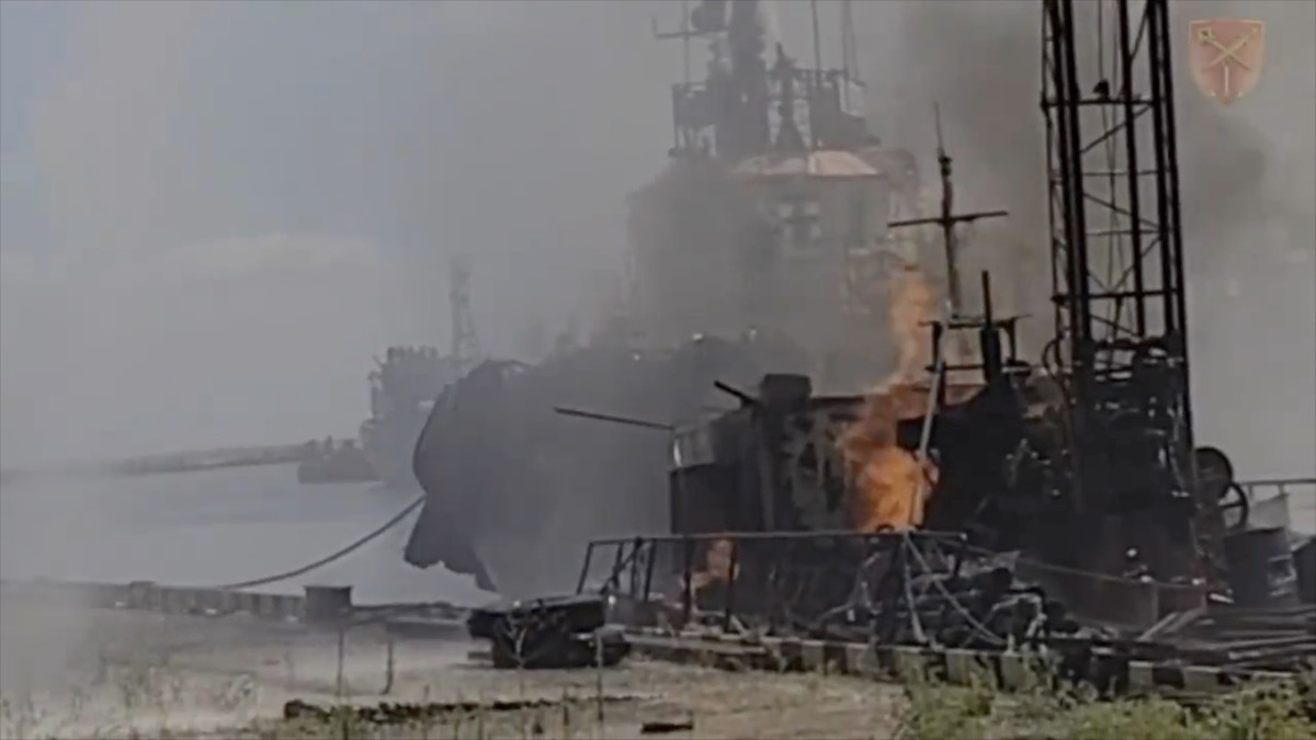 Thứ hai, Mỹ và Anh đang có ý định cung cấp cho Ukraine một số tàu chiến, và Quân đội Nga cần ngăn chặn sự trỗi dậy của Hải quân Ukraine; nếu không, với những tàu trang bị tên lửa chống hạm Harpoon, sẽ là mối đe dọa nguy hiểm cho các tàu chiến của Nga, hoạt động kể cả xa bờ.