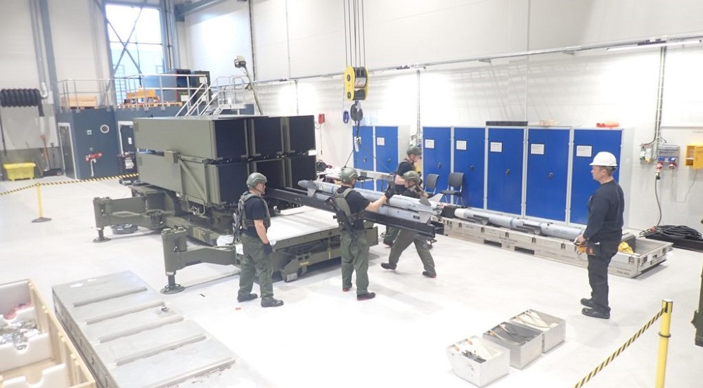 Trả lời phỏng vấn với trang Bulgarian Military, một quan chức Ukraine (giấu tên) cho biết: “Chúng tôi đã khắc phục chúng và phát hiện ra một phương pháp cải tiến, để triển khai tên lửa phòng không của phương Tây trên các bệ phóng của Liên Xô. Đây thực chất là một hệ thống phòng không tự chế”. 