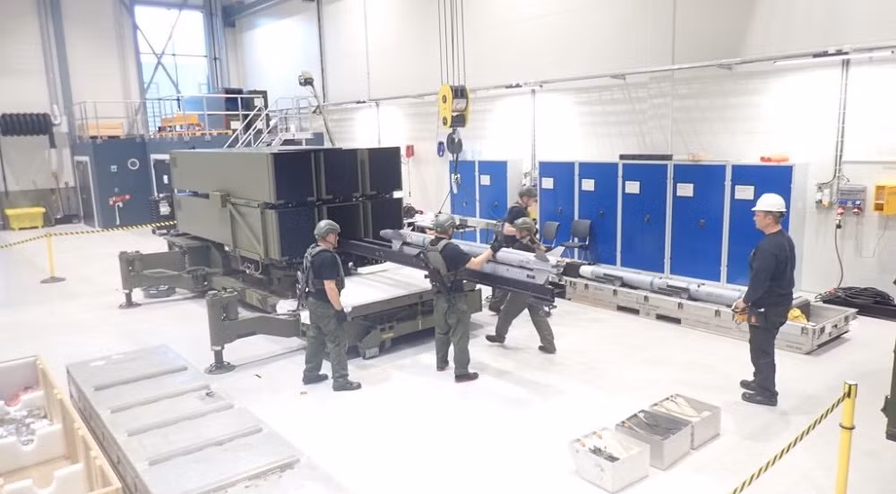 Trả lời phỏng vấn với trang Bulgarian Military, một quan chức Ukraine (giấu tên) cho biết: “Chúng tôi đã khắc phục chúng và phát hiện ra một phương pháp cải tiến, để triển khai tên lửa phòng không của phương Tây trên các bệ phóng của Liên Xô. Đây thực chất là một hệ thống phòng không tự chế”. 