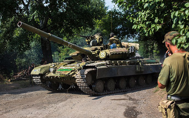 T-64 có từ giữa những năm 1960, với tất cả các biến thể trong biên chế của Ukraine đều là dẫn xuất của T-64B được đưa vào trang bị lần đầu tiên là năm 1976. Các cải tiến bao gồm tích hợp giáp phản ứng nổ Kontakt-1 (ERA) và một số trang bị nhỏ bên ngoài.