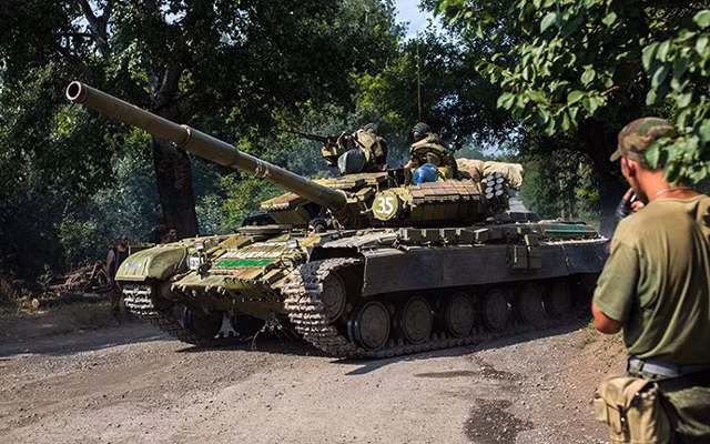 T-64 có từ giữa những năm 1960, với tất cả các biến thể trong biên chế của Ukraine đều là dẫn xuất của T-64B được đưa vào trang bị lần đầu tiên là năm 1976. Các cải tiến bao gồm tích hợp giáp phản ứng nổ Kontakt-1 (ERA) và một số trang bị nhỏ bên ngoài.