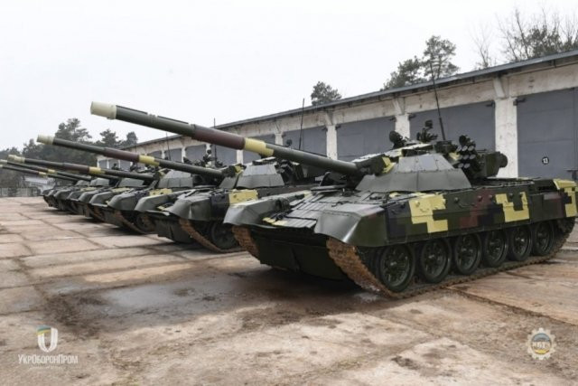 Phần còn lại của các đơn vị thiết giáp Ukraine được hình thành từ khoảng 100-120 xe tăng T-72AV. Ukraine là một trong những nước cuối cùng còn sót lại khai thác các dẫn xuất của dòng xe tăng T-72A từ những năm 1970, vốn đã bị coi là lỗi thời khi Chiến tranh Lạnh kết thúc.