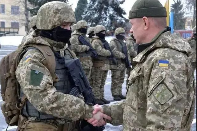 Tuy nhiên, quân Ukraine không thể giữ bí mật việc tập trung lượng dự bị lớn và chỉ huy Quân đội Nga hoàn toàn hiểu ý định của các tướng lĩnh Ukraine. Đó là lý do tại sao pháo binh Nga hiện đang thực hiện các cuộc tấn công lớn vào các lực lượng dự bị mà có thể cố gắng tiến hành một cuộc phản công vào sườn các đơn vị Nga ở Avdiivka (Nguồn ảnh: Reuters, CNN, Sputnik). 