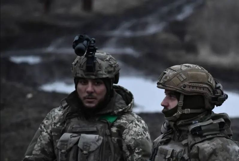 Trước nguy cơ bị bao vây, các nhóm quân Ukraine, gồm từ 10-15 người đang cố gắng thoát ra khỏi thành phố vào ban đêm. Có tới 30% quân số của Ukraine đã rời Avdiivka theo cách này.