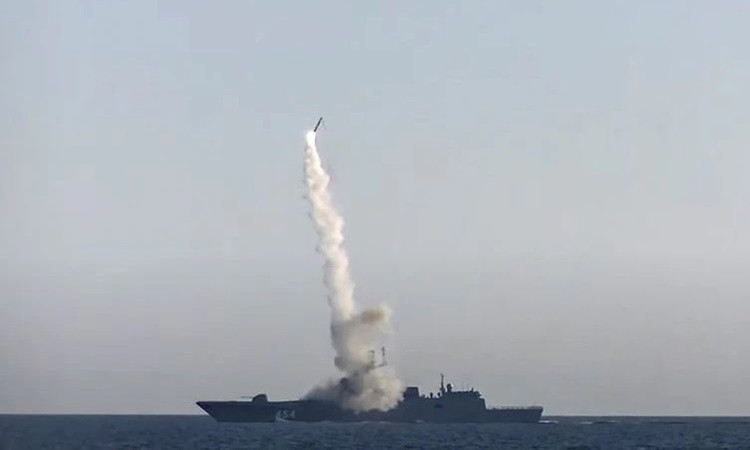 Tướng Konashenkov cũng chỉ ra rằng, Quân đội Nga cũng đã sử dụng tên lửa tầm xa Kalibr phóng từ biển có độ chính xác cao, để phá hủy ba trạm biến áp sử dụng cho đường sắt chạy điện, nằm ở các khu vực đầu mối đường sắt Fastov, Krasnoselka và Polonoye. 