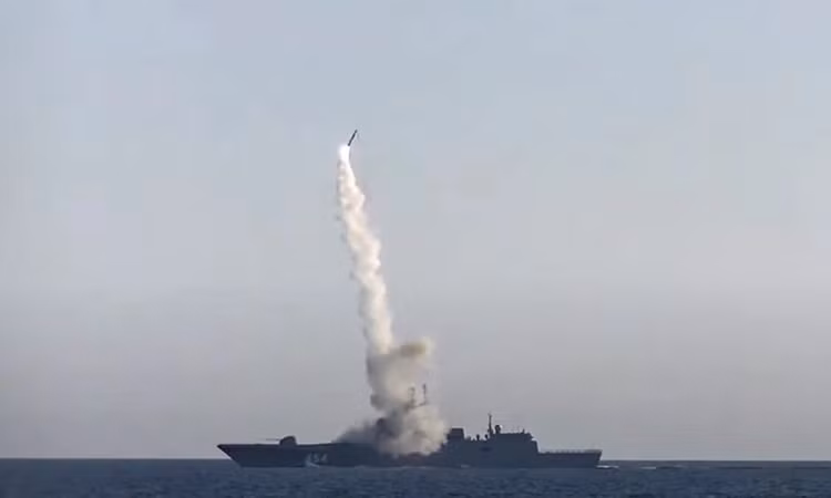 Tướng Konashenkov cũng chỉ ra rằng, Quân đội Nga cũng đã sử dụng tên lửa tầm xa Kalibr phóng từ biển có độ chính xác cao, để phá hủy ba trạm biến áp sử dụng cho đường sắt chạy điện, nằm ở các khu vực đầu mối đường sắt Fastov, Krasnoselka và Polonoye. 