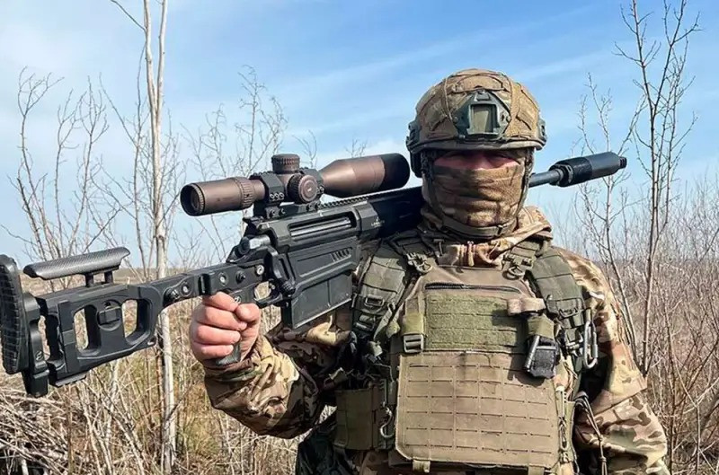 Điều bất ngờ là hướng tiến công của AFU cách không xa Sudzha, trung tâm giao tranh ở “mấu lồi” Kursk, nhưng quân Nga ở đây chỉ có lính biên phòng? Theo thông tin, ban đầu chỉ có 10 lính biên phòng Nga, sau đó được tăng viện thêm 15 chiến sĩ của Lữ đoàn 128; nhưng tổng cộng chỉ có 25 người, quân số chỉ bằng một trung đội bộ binh thiếu của RFAF.