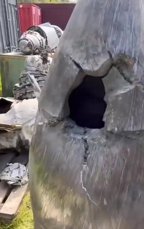 Sau đó, nhà bình luận quân sự người Nga Big Sergey đã viết trên trang tweet của ông rằng "Ukraine đã đưa ra 'bằng chứng' rằng, họ đã bắn hạ một tên lửa siêu thanh Dagger; nhưng với những người dù có hiểu biết tối thiểu về tên lửa Dagger, cũng đủ hiểu đống đổ nát bên cạnh ông Klitschko đó là thứ gì”? Nguồn: NetEase Military 