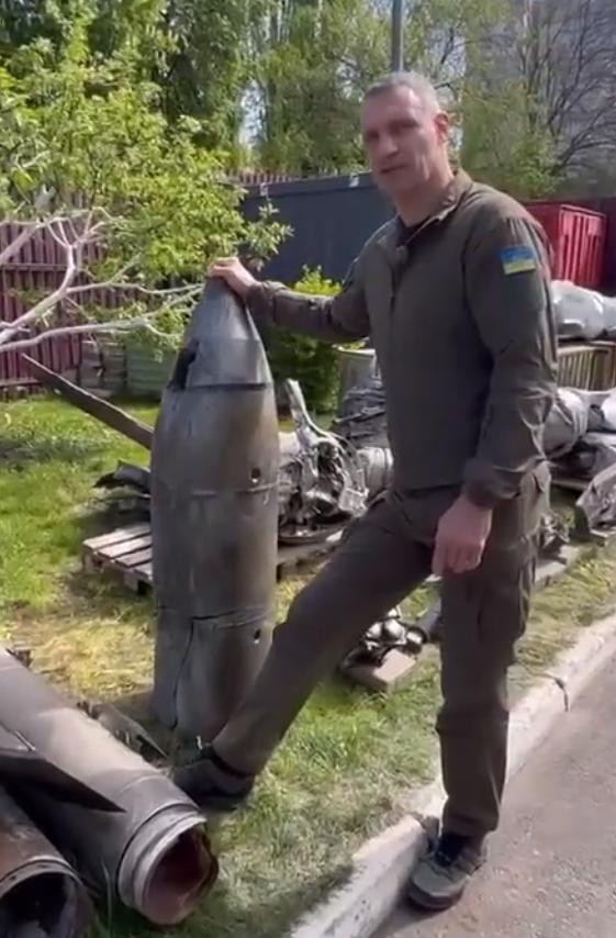 Cùng ngày, đoạn video do Thị trưởng Kiev Vitaly Klitschko cho thấy mảnh vỡ của cái gọi là tên lửa siêu thanh Dagger và thông tin này một lần nữa bị nghi ngờ. Và người ta tin rằng, những gì phía Ukraine trưng ra không phải là tên lửa Dagger, do nó có kích thước quá nhỏ. Nguồn: NetEase Military 