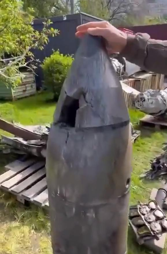 Nhiều nhận định cho rằng, mảnh vỡ tên lửa mà phía Ukraine trưng bày được cho là không giống với tên lửa siêu thanh Dagger của Nga. Nguồn: NetEase Military. 