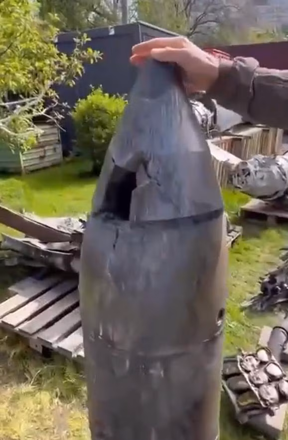 Nhiều nhận định cho rằng, mảnh vỡ tên lửa mà phía Ukraine trưng bày được cho là không giống với tên lửa siêu thanh Dagger của Nga. Nguồn: NetEase Military. 