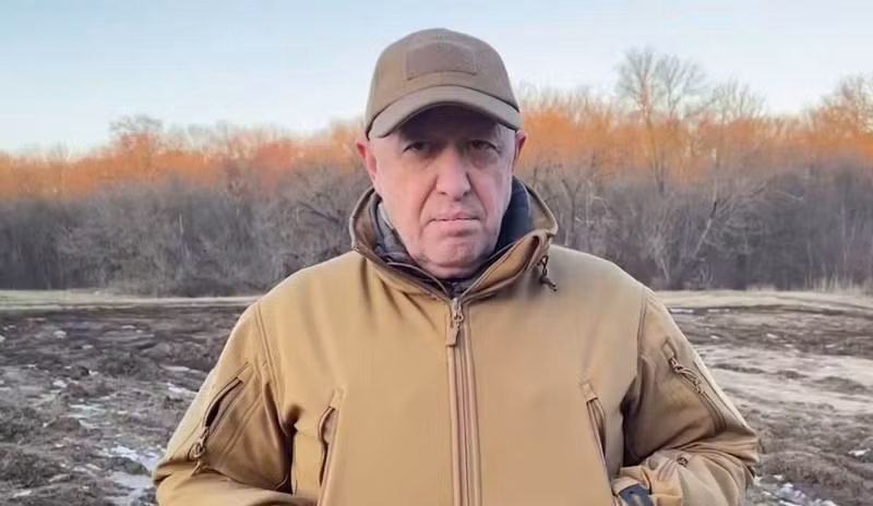 Ông Evgeny Prigozhin, Chủ tịch công ty lính đánh thuê Wagner, cho biết về sự cần thiết của việc tương tác như vậy ở Bakhmut. Ngoài việc hỗ trợ cho các hành động của lính đánh thuê từ hai bên sườn, pháo binh và không quân Nga đã tập trung đánh phá các khu vực tập kết của Ukraine, chuẩn bị cho phản công tại Bakhmut.