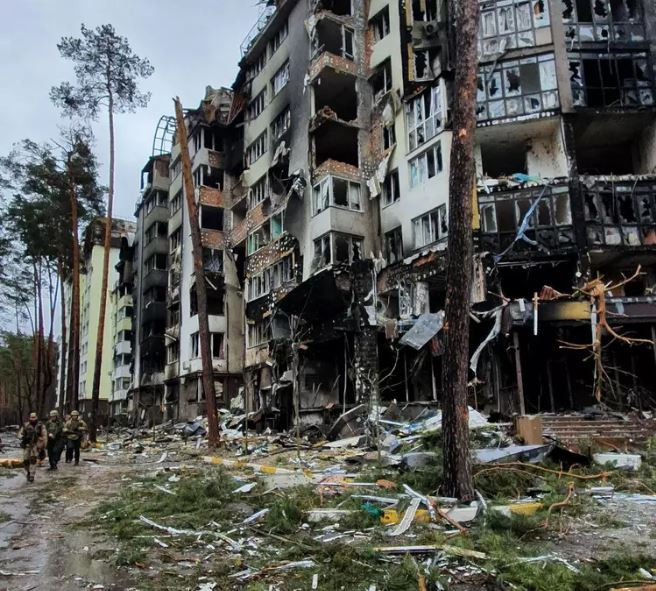 Quân đội Ukraine chủ yếu dựa vào các tòa nhà cao tầng trong khu dân cư thời Liên Xô làm nòng cốt phòng thủ, quan sát động thái của quân đội Nga từ vị trí trên cao và tiến hành các đòn tấn công hỏa lực. Một số đơn vị chiến đấu từ Lữ đoàn cảnh sát tuần tra Kiev và Lữ đoàn xung kích độc lập số 14 của Ukraine đang bảo vệ những tòa nhà này. 