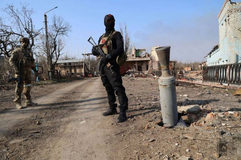 Điều ngạc nhiên tiếp theo đối với phóng viên Sladkov là việc huấn luyện quân Wagner, không theo một giáo án huấn luyện cụ thể nào. Nhà báo Sladkov nhấn mạnh rằng, mọi người lính Wagner đều có thể là pháo thủ súng cối, xạ thủ súng máy, lính bắn tỉa, lái xe và có thể sử dụng hầu hết các loại vũ khí hiện có. 