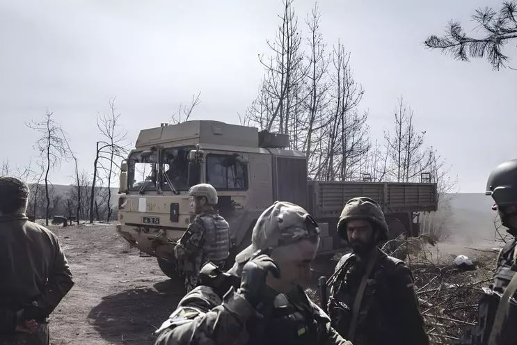 Ở hai cánh bắc và nam Bakhmut, hai gọng kìm sắt của quân Nga chỉ còn cách hàng vạn quân Ukraine đang bao vây Bakhmut 5 km. Ở phía bắc, quân đội Ukraine có 4 cứ điểm để chặn đòn tấn công gọng kìm của quân Nga. Ở phía nam, quân Ukraine dựa vào thành phố Konstantinovka để chặn thế bao vây của quân Nga đang tấn công họ trên tuyến phía nam. 