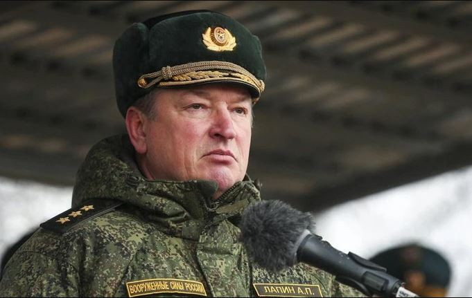 Sau khi bình tĩnh đánh giá tình hình địch mạnh, ta yếu, Tướng Lapin, người chỉ huy mặt trận và là Tư lệnh Quân khu trung tâm Nga lúc bấy giờ, đã dứt khoát chọn cách rút lui nhanh chóng, khiến Quân đội Ukraine chiếm lại hàng chục nghìn km2 lãnh thổ trong một tháng.