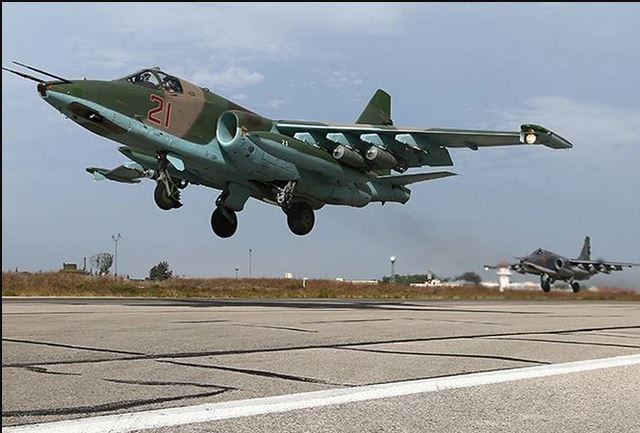 Su-25 do một phi công điều khiển, kích thước của máy bay như sau: Chiều dài: 15,53 m (bao gồm cả đầu dò mũi), sải cánh: 14,36 m, chiều cao: 4,8 m và diện tích cánh là 33,7 m2. Máy bay được trang bị hai động cơ tuốc bin phản lực Soyuz / Tumansky R-195, lực đẩy 44,18 kN mỗi động cơ. 