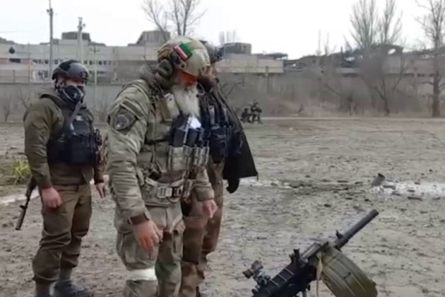 Trước đó, người đứng đầu nước Cộng hòa Chechnya, Ramzan Kadyrov thông báo rằng, toàn bộ khu vực Nhà máy thép Azovstal sẽ bị kiểm soát trước hoặc sau bữa trưa 21/4. Nhưng bây giờ, tuyên bố của người đứng đầu Cộng hòa Chechnya sẽ được điều chỉnh, do mệnh lệnh của nhà lãnh đạo Nga đưa ra. 