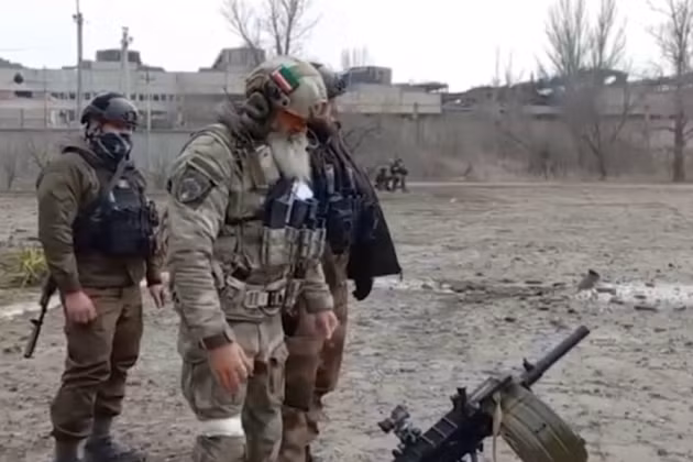 Trước đó, người đứng đầu nước Cộng hòa Chechnya, Ramzan Kadyrov thông báo rằng, toàn bộ khu vực Nhà máy thép Azovstal sẽ bị kiểm soát trước hoặc sau bữa trưa 21/4. Nhưng bây giờ, tuyên bố của người đứng đầu Cộng hòa Chechnya sẽ được điều chỉnh, do mệnh lệnh của nhà lãnh đạo Nga đưa ra. 