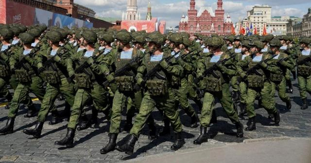 Tờ Sohu của Trung Quốc nhận định, sau khi bắt đầu xung đột Nga-Ukraine, tình thế tiến thoái lưỡng nan về địa chính trị mà Nga phải đối mặt vẫn không hề giảm bớt mà ngày càng trở nên trầm trọng hơn. Đặc biệt sau khi Phần Lan gia nhập NATO, biên giới giữa Nga và NATO đã tăng hơn 1.300 km; áp lực về quốc phòng đã tăng lên nhiều lần, đương nhiên cần phải tăng thêm quân để đối phó với mối đe dọa từ NATO.