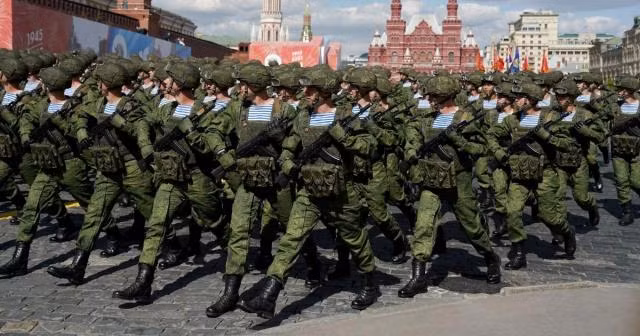 Tờ Sohu của Trung Quốc nhận định, sau khi bắt đầu xung đột Nga-Ukraine, tình thế tiến thoái lưỡng nan về địa chính trị mà Nga phải đối mặt vẫn không hề giảm bớt mà ngày càng trở nên trầm trọng hơn. Đặc biệt sau khi Phần Lan gia nhập NATO, biên giới giữa Nga và NATO đã tăng hơn 1.300 km; áp lực về quốc phòng đã tăng lên nhiều lần, đương nhiên cần phải tăng thêm quân để đối phó với mối đe dọa từ NATO.