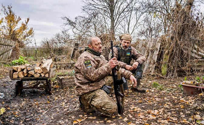 Do phân tán lực lượng trên chiến trường dài hàng nghìn km, khiến Quân đội Ukraine thiếu quân. Hiện cuộc chiến ở mặt trận phía bắc của quân đội Ukraine ngày càng tệ; chưa kể nguy cơ bị phản công, ngay cả thành phố trung tâm quan trọng nhất Kupyansk cũng suýt bị quân Nga tràn ngập.