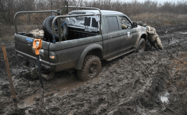 Nhưng đây là một lựa chọn mạo hiểm của Nga, bởi vì mùa thu là mùa mưa ở miền đông Ukraine, lượng mưa thường xuyên có thể biến toàn bộ mặt trận thành một hố bùn. Đừng nói đến lực lượng thiết giáp hạng nặng có thể di chuyển, mà việc cơ động của các phân đội bộ binh nhẹ cũng là một vấn đề khó khăn. 