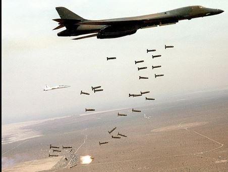 Chiến thuật trên của Không quân Nga, giống như khi Mỹ ném bom Iraq, khi Không quân Mỹ đã sử dụng bom hạng nặng, được máy bay ném bom chiến lược như B-52, B-1B ném theo kiểu “rải thảm”. Nhưng ở chiến trường Ukraine, Không quân Nga không thể áp dụng chiến thuật này, mặc dù họ cũng có rất nhiều máy bay ném bom chiến lược.