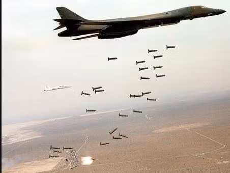 Chiến thuật trên của Không quân Nga, giống như khi Mỹ ném bom Iraq, khi Không quân Mỹ đã sử dụng bom hạng nặng, được máy bay ném bom chiến lược như B-52, B-1B ném theo kiểu “rải thảm”. Nhưng ở chiến trường Ukraine, Không quân Nga không thể áp dụng chiến thuật này, mặc dù họ cũng có rất nhiều máy bay ném bom chiến lược.