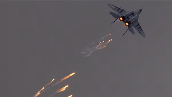 Kết quả là Không quân Nga bị tổn thất đáng kể, thậm chí theo ý kiến của chuyên gia này, động thái này đã khiến Quân đội Nga “mất mặt”. Xét cho cùng, đối thủ của Nga là Ukraine, cũng không sử dụng nhiều vũ khí quá tân tiến, chủ yếu là tên lửa và pháo binh riêng lẻ.