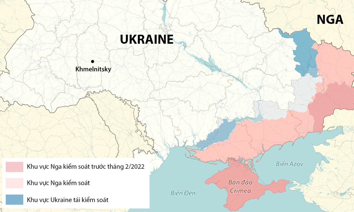 Một mục tiêu khác bị tấn công ở phía tây Ukraine là sân bay Starokonstantinov ở vùng Khmelnitsky. Quân đội Nga nối lại các cuộc tấn công vào sân bay này sau vài tuần tạm dừng. Ukraine và NATO đang cố gắng bảo vệ các nhà chứa máy bay, để chuẩn bị triển khai máy bay chiến đấu F-16 ở đó. 