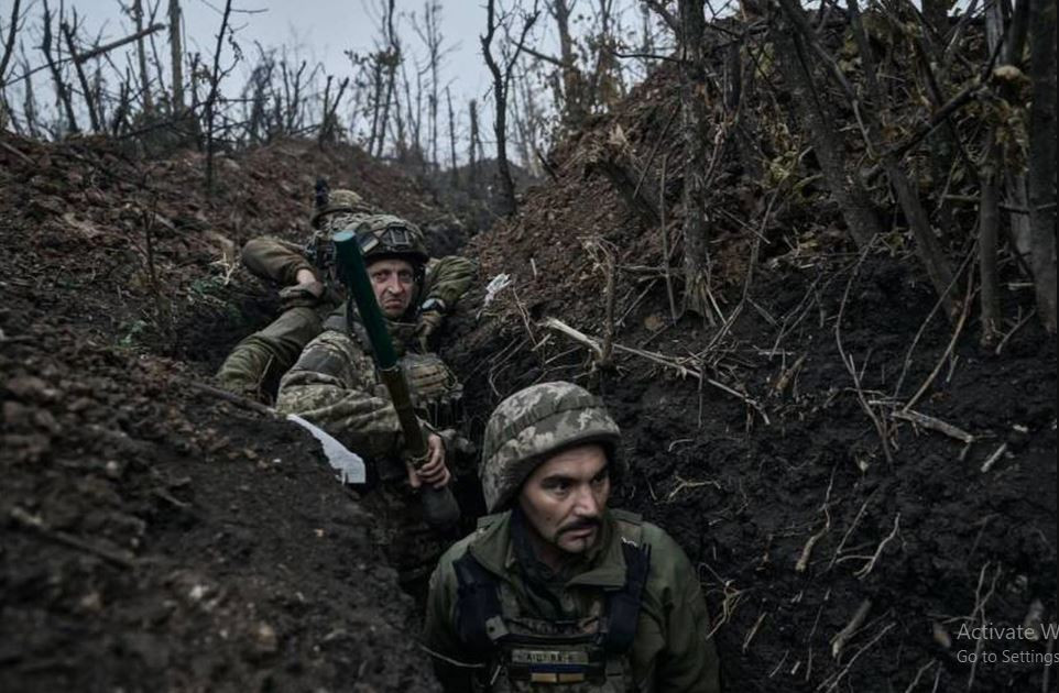 Về mặt quân sự, những vấn đề như thiếu quân, tuyến phòng thủ yếu kém, hiệu quả chiến đấu giảm sút, đã đẩy Ukraine vào thế bất lợi hơn trong cuộc đối đầu với Nga. Chính phủ Ukraine đã phải tăng cường nỗ lực tuyển mộ binh lính, nhưng do chiến tranh tiếp diễn và tình trạng đào ngũ quá cao, nên việc tuyển quân rất khó khăn.