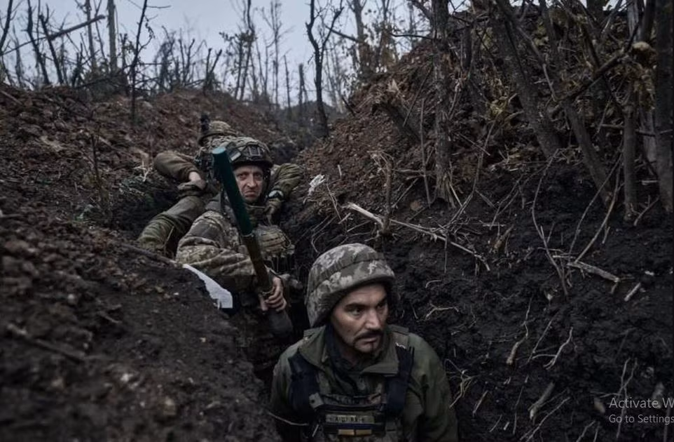 Về mặt quân sự, những vấn đề như thiếu quân, tuyến phòng thủ yếu kém, hiệu quả chiến đấu giảm sút, đã đẩy Ukraine vào thế bất lợi hơn trong cuộc đối đầu với Nga. Chính phủ Ukraine đã phải tăng cường nỗ lực tuyển mộ binh lính, nhưng do chiến tranh tiếp diễn và tình trạng đào ngũ quá cao, nên việc tuyển quân rất khó khăn.