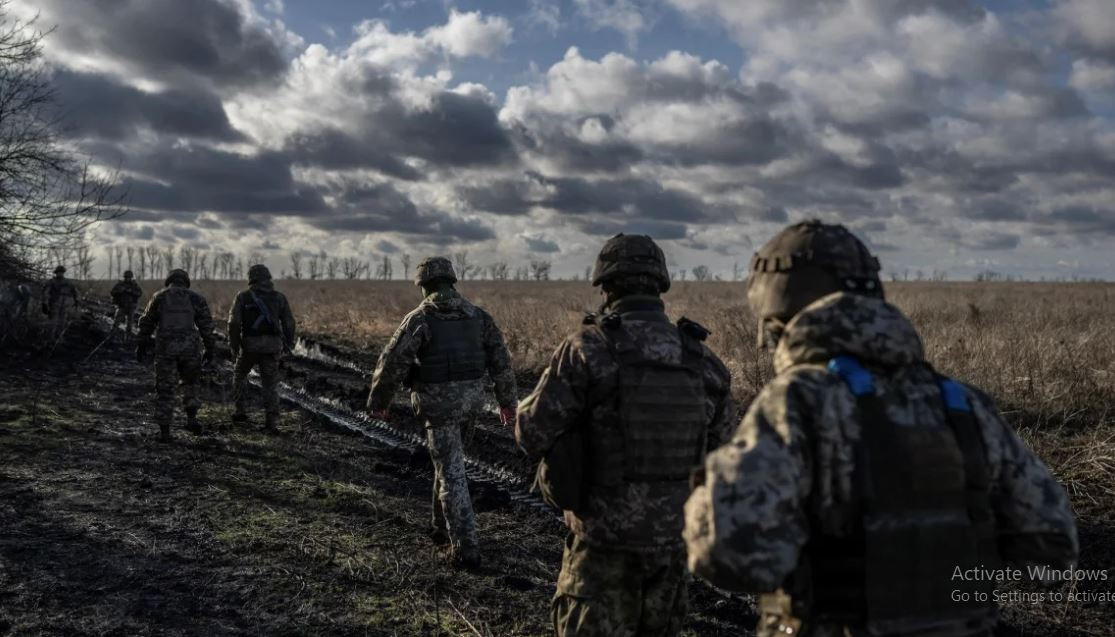 Khi Liên Xô sụp đổ vào năm 1991, dân số Ukraine đã vượt quá 50 triệu. Ngày nay, dân số Ukraine chỉ còn 35 triệu. Quan trọng hơn, 35 triệu người này còn bao gồm cả người Ukraine ở các khu vực do Quân đội Nga kiểm soát. Dân số thực tế do Chính phủ Ukraine kiểm soát chỉ có hơn 20 triệu người.