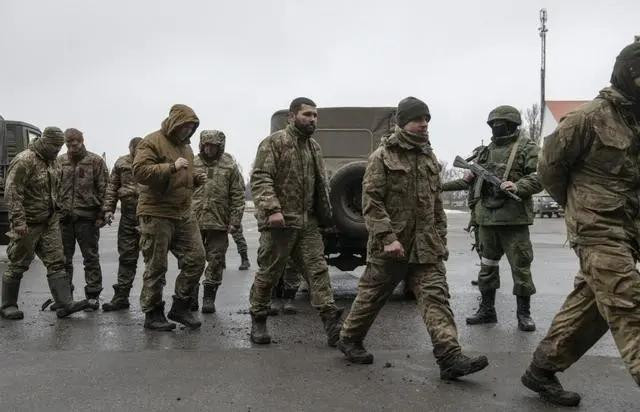 Ngoài ra, yếu tố gia đình cũng góp phần không nhỏ khiến binh lính đào ngũ, khi nhiều người lính rất lo lắng cho gia đình. Việc phải xa nhà dài ngày để chiến đấu trong hoàn cảnh khó khăn, khiến họ càng nhớ gia đình hơn. Họ lo lắng cho sự an toàn của gia đình và mong muốn được đoàn tụ. Bị thúc đẩy bởi cảm xúc này, một số binh sĩ đã từ bỏ chiến đấu và bí mật rời quân ngũ, để trở về với gia đình và đã được báo là “mất tích”.