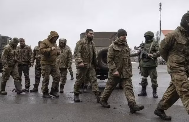 Ngoài ra, yếu tố gia đình cũng góp phần không nhỏ khiến binh lính đào ngũ, khi nhiều người lính rất lo lắng cho gia đình. Việc phải xa nhà dài ngày để chiến đấu trong hoàn cảnh khó khăn, khiến họ càng nhớ gia đình hơn. Họ lo lắng cho sự an toàn của gia đình và mong muốn được đoàn tụ. Bị thúc đẩy bởi cảm xúc này, một số binh sĩ đã từ bỏ chiến đấu và bí mật rời quân ngũ, để trở về với gia đình và đã được báo là “mất tích”.