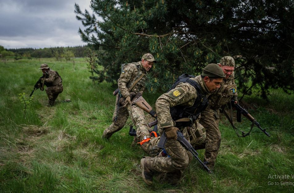 Việc đào ngũ hàng loạt đã khiến sức mạnh chiến đấu của Quân đội Ukraine bị suy yếu đáng kể. Hiệu quả chiến đấu của các đơn vị suy giảm và các lỗ hổng xuất hiện trên tuyến phòng thủ, tạo điều kiện cho quân Nga tận dụng cơ hội để mở thêm các đợt tấn công, khiến Ukraine ngày càng bị động trên chiến trường và gặp khó khăn trước đòn tấn công của Nga.