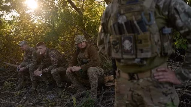 Việc hỗ trợ hậu cần không đầy đủ cũng là một vấn đề then chốt, và hỗ trợ hậu cần là rất quan trọng trong chiến tranh. Tuy nhiên, Ukraine phải đối mặt với tình thế tiến thoái lưỡng nan, đó là thiếu hỗ trợ hậu cần trong cuộc xung đột, khiến binh lính phải đối mặt với tình trạng thiếu nguồn cung cấp cơ bản, như lương thực và đạn dược.