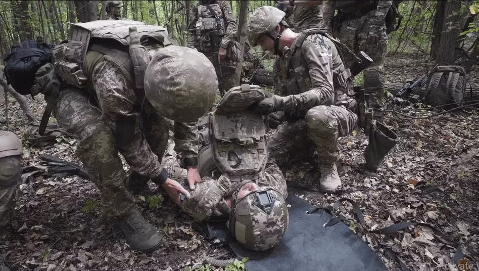 Cuộc di cư của người dân khỏi Ukraine là nguyên nhân cốt lõi khiến dân số Ukraine sụt giảm nhanh chóng. Chỉ riêng dữ liệu dân số có thể thấy rằng, xung đột Nga-Ukraine đã gây ra thiệt hại lớn cho Ukraine. Ukraine vẫn đang chiến đấu và nỗ lực tự nuôi sống mình, nhưng xét về tình hình chiến trường, tình thế của họ đã trở nên rất khó khăn. (Nguồn ảnh: Sina, Ukrinform, CNN).