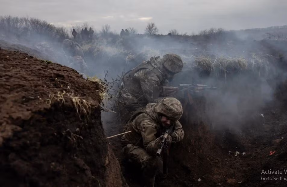 Trên mặt trận chính trị, vấn đề binh lính đào ngũ đã gây áp lực chính trị rất lớn lên Chính phủ Ukraine. Trong tương lai, chính phủ sẽ cần thực hiện các biện pháp hiệu quả để giải quyết vấn đề này và khôi phục hiệu quả và tinh thần chiến đấu của quân đội, đồng thời giải quyết sự bất mãn của công chúng đối với cuộc chiến.