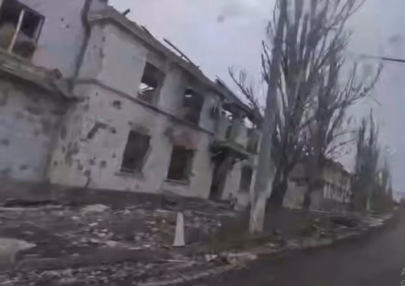 Một ngày trước đó đã có những nỗ lực phản công của quân Ukraine trên nhiều khu vực ở Chasov Yar, bao gồm cả khu vực tiểu quận Novy, nhưng đều không thành công. Quân Ukraine phải rút lui với tổn thất đáng kể về quân số và vũ khí, trang bị.