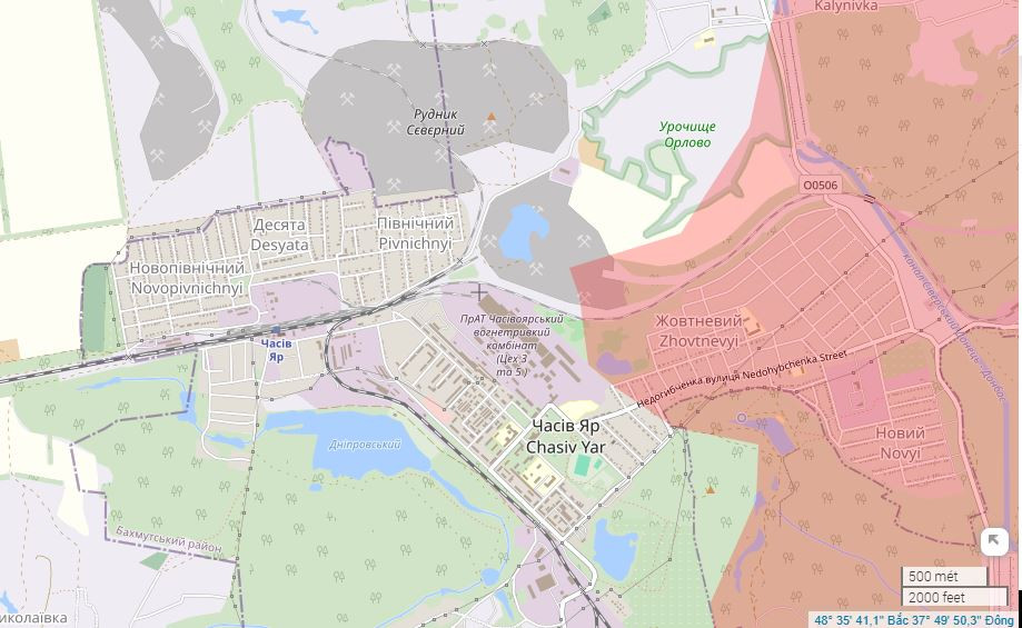 Đánh giá dựa trên bản đồ chiến sự Liveuamap của Lầu Năm góc chưa phản ánh thông tin mới nhất, ngay cả trong giới hạn thành phố. Hiện RFAF sử dụng chiến thuật tiến công sườn, chiến thuật đã trở thành “chiến thuật kinh điển”, khi đánh chiếm các khu định cư kiên cố của Ukraine. Ngoài việc tiến dọc theo đường sắt, quân Nga đã chọc thủng tuyến phòng thủ AFU bằng mũi nhọn ở phía đông nam Chasov Yar.