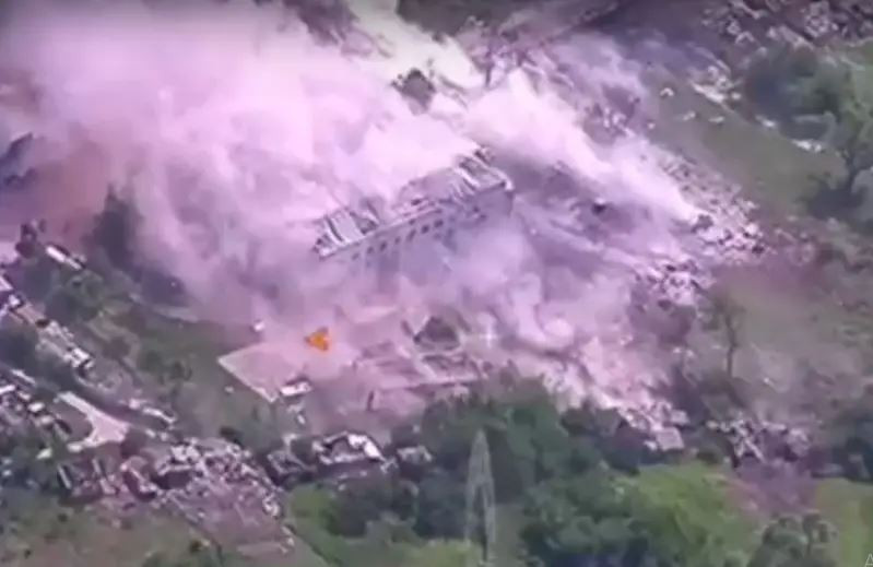 Đồng thời, một số chuyên gia đã xác định hai chiến thuật mới của Quân đội Nga đã được sử dụng ở mặt trận là mối đe dọa lớn nhất cho Quân đội Ukraine. Trước hết, các chuyên gia lo ngại về việc sử dụng bom hạng nặng FAB-1500 và FAB-3000 với UMPC ngày càng tăng.