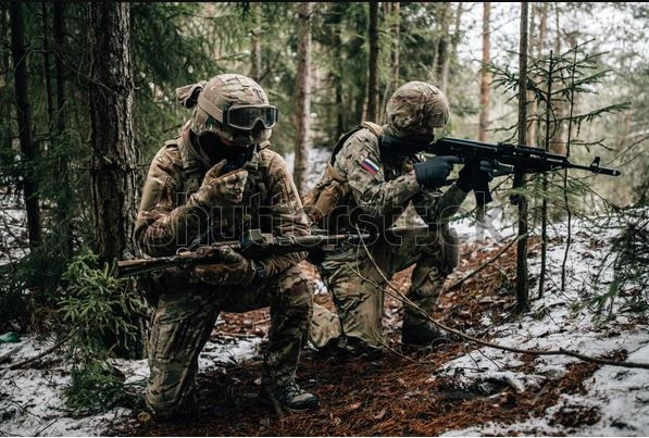 Đột nhiên, một tia sáng xuyên qua bóng tối, và đó là viên đạn của một tay bắn tỉa đã bắn trúng mui xe một cách chính xác. Sau đó là hàng loạt tiếng nổ của súng máy và tiếng đạn súng hỏa lực, làm màn đêm rung chuyển. Lực lượng đặc nhiệm Nga hành động nhanh nhẹn và chính xác, tận dụng lợi thế về địa hình và hỏa lực để đẩy quân Ukraine vào thế tuyệt vọng.