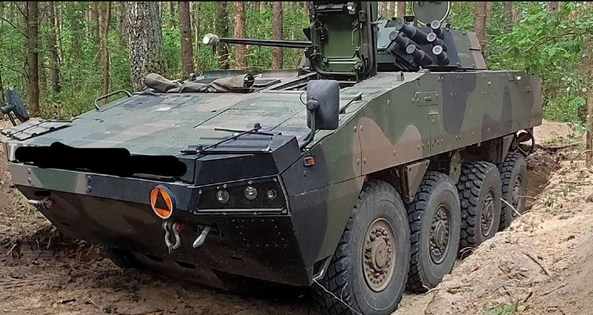 Đột nhiên, một hình ảnh mờ ảo xuất hiện trong kính nhìn đêm của phân đội phục kích, đó là một chiếc xe bọc thép trinh sát "Rosomark" do Ba Lan sản xuất, làm nhiệm vụ do thám sâu trong phòng tuyến của đối phương. 